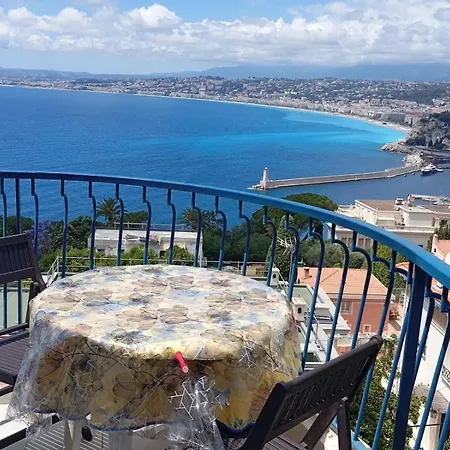 Πανσιόν Fantastic View ! Private Bedroom In A Family Apartment, Private Bathroom, Shared Kitchen And Living Spaces