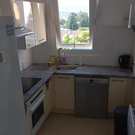 Fantastic View ! Private Bedroom In A Family Apartment, Private Bathroom, Shared Kitchen And Living Spaces Πανσιόν Νίκαια