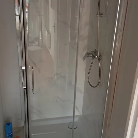 Vendégház Fantastic View ! Private Bedroom In A Family Apartment, Private Bathroom, Shared Kitchen And Living Spaces
